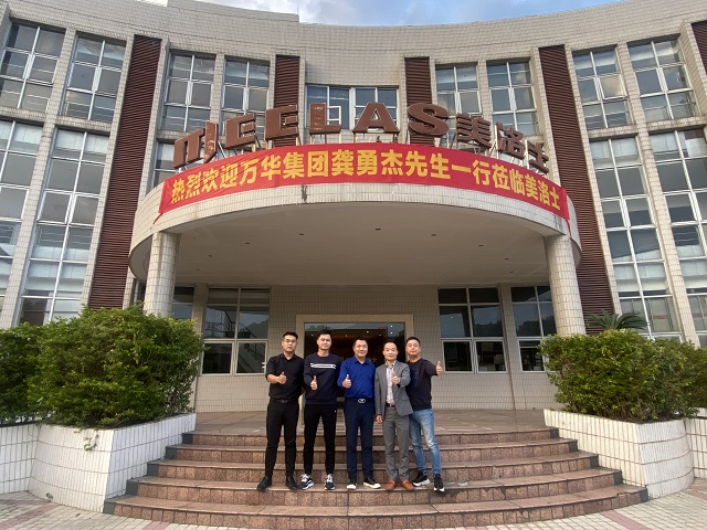 美洛士与万华职员合影 美洛士与万华职员合影